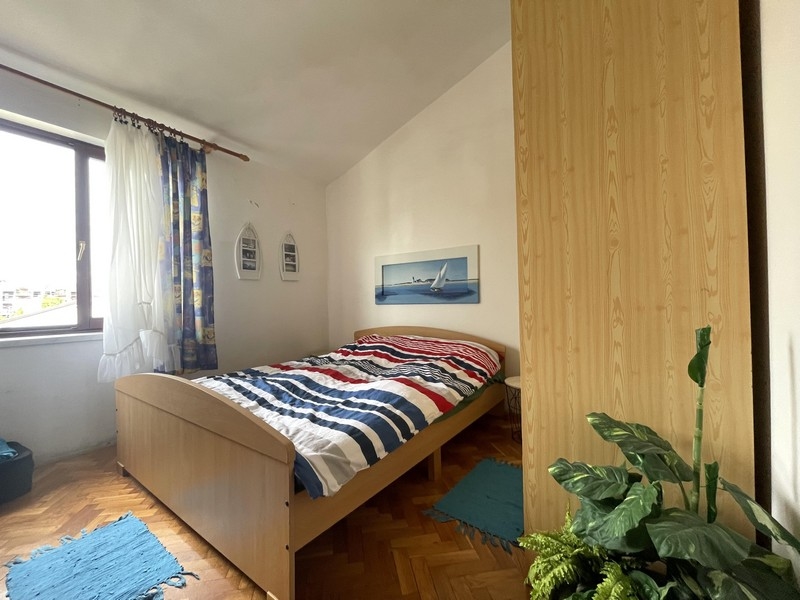 Camera da letto con finestra e letto matrimoniale