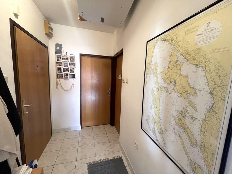 Corridoio con mappa a parete