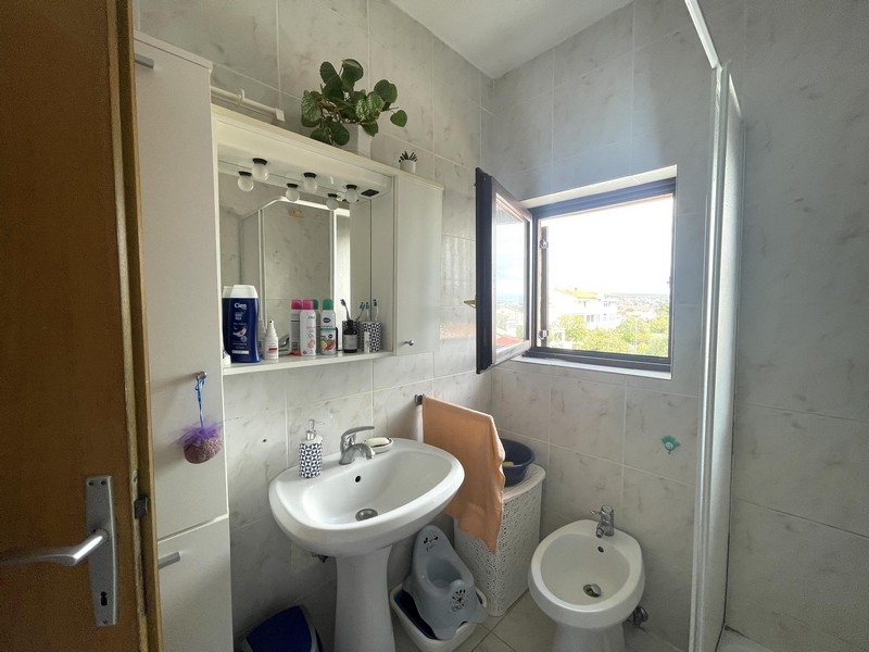 Bagno con finestra e lavabo