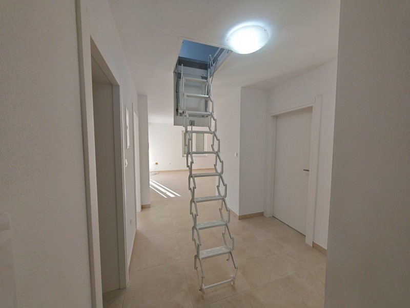 Una scala ausiliaria porta al sottotetto dell'immobile A3512.