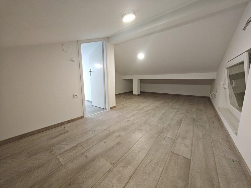 La soffitta può essere usata come cameretta.