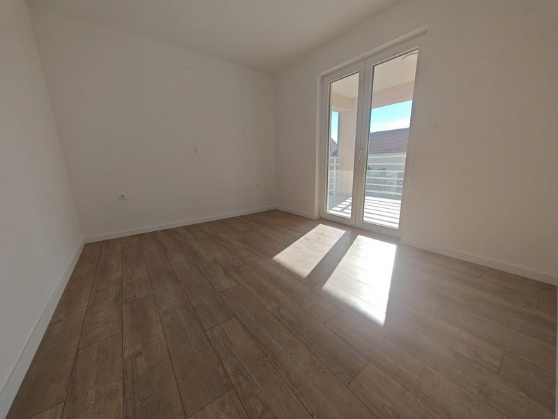 Camera da letto con accesso alla terrazza.