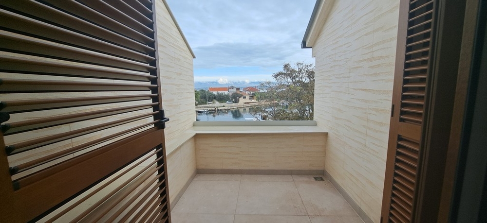 Balcone con persiane in legno e vista mare, immobile A3529 a Poljana