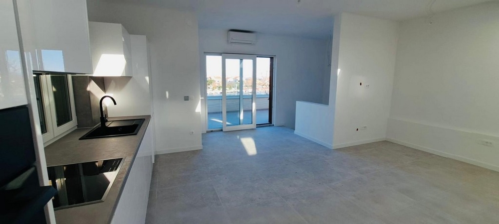 Zona giorno luminosa con cucina e accesso alla terrazza, immobile A3529, Panorama Scouting