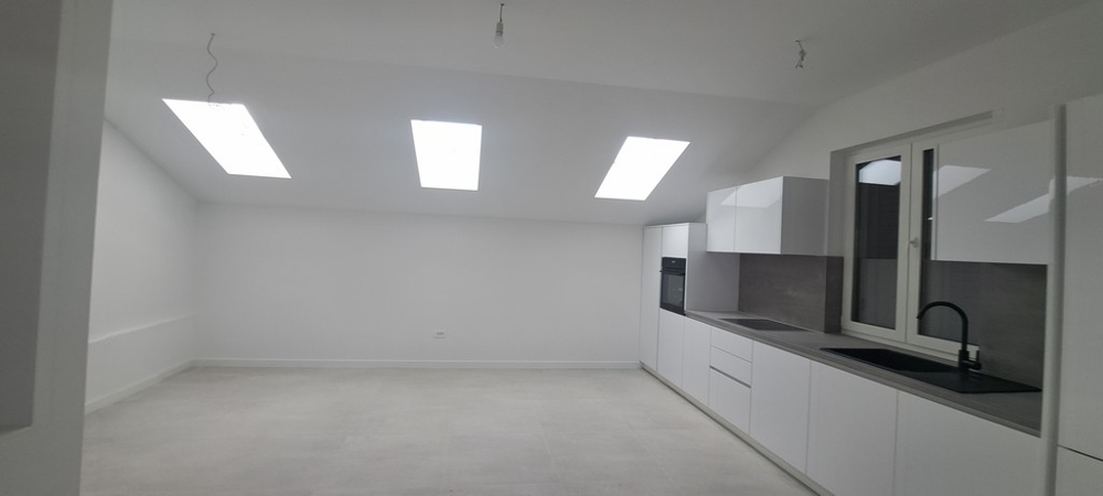 Cucina moderna con lucernari e ampia zona giorno a Poljana, immobile A3529