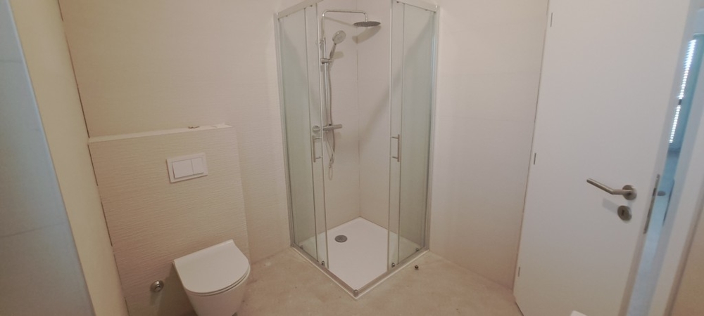 Bagno con doccia e design moderno a Poljana, immobile A3529, Panorama Scouting