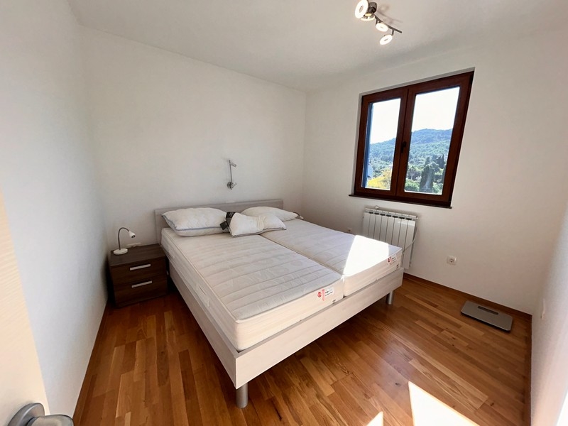 Camera da letto con divano, vista sul porto, Panorama Scouting, ID A3535