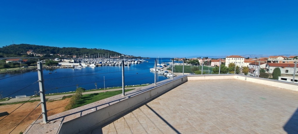Terrazza sul tetto con vista sul porto turistico fino alla baia