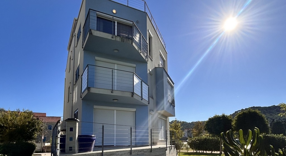 Appartamento moderno con terrazza sul tetto a Ugljan in vendita.
