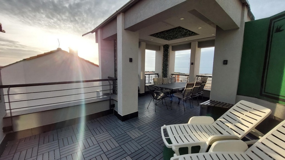 Grande terrazza dell'appartamento A3545 in Croazia.
