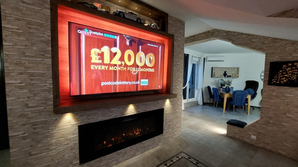 Soggiorno luminoso con cucina aperta e smart TV