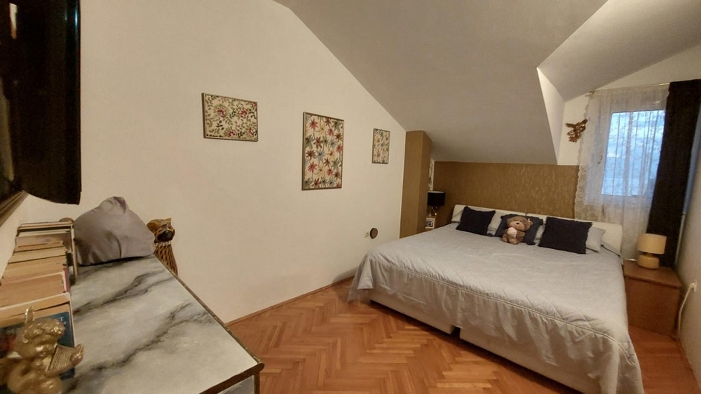 Camera da letto con letto matrimoniale e finestra