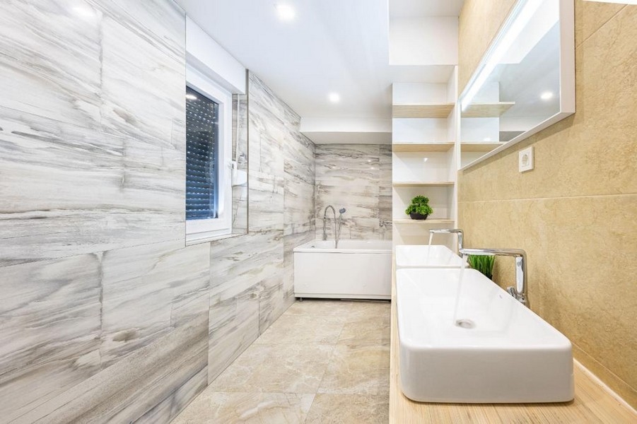 Bagno con doccia e dotazioni moderne
