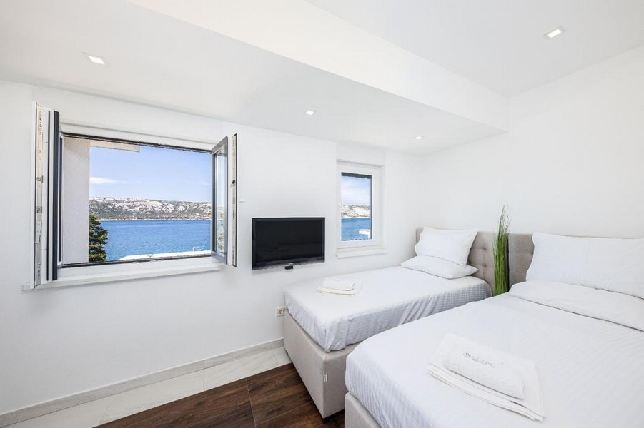 Camera da letto con due letti singoli e bella vista mare.