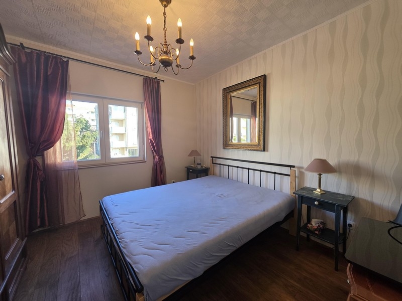 Camera da letto con letto matrimoniale e arredamento classico