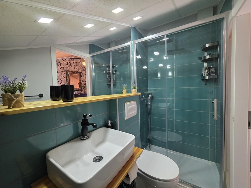 Bagno moderno con doccia e lavabo