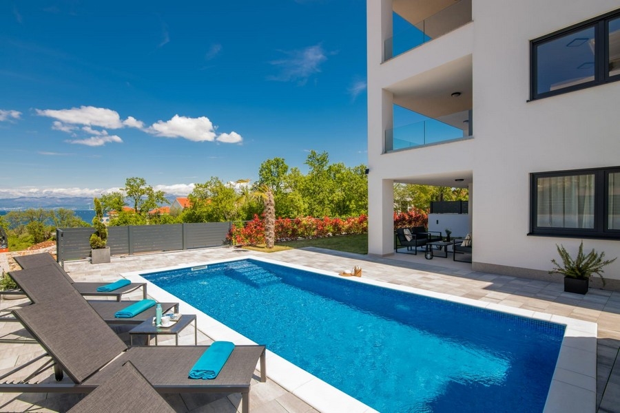 Appartamento moderno con piscina e vista mare in vendita in Croazia.