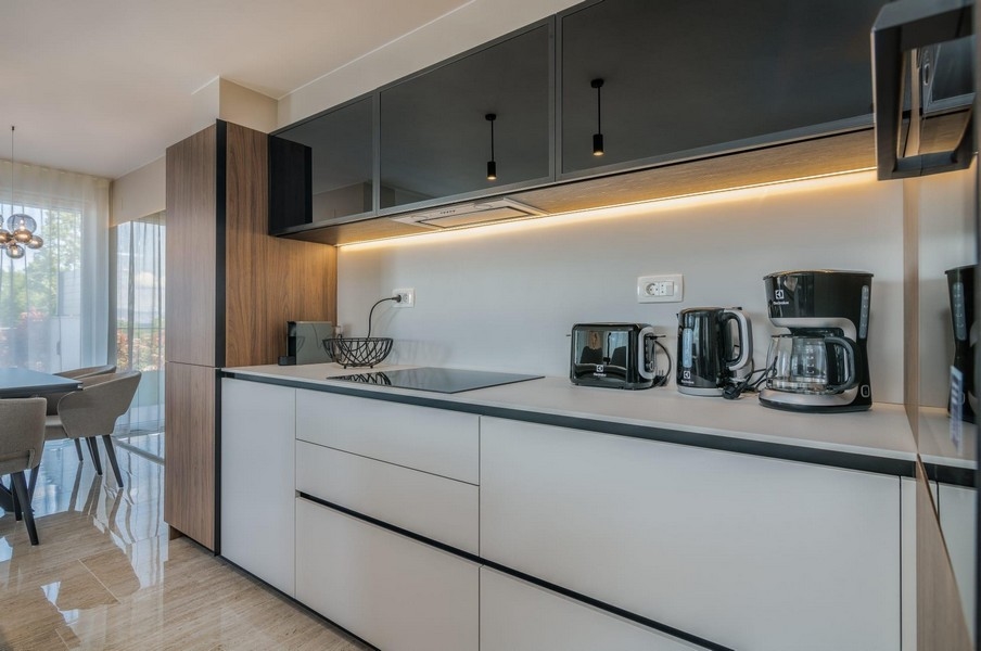 Cucina moderna con elettrodomestici da incasso di pregio