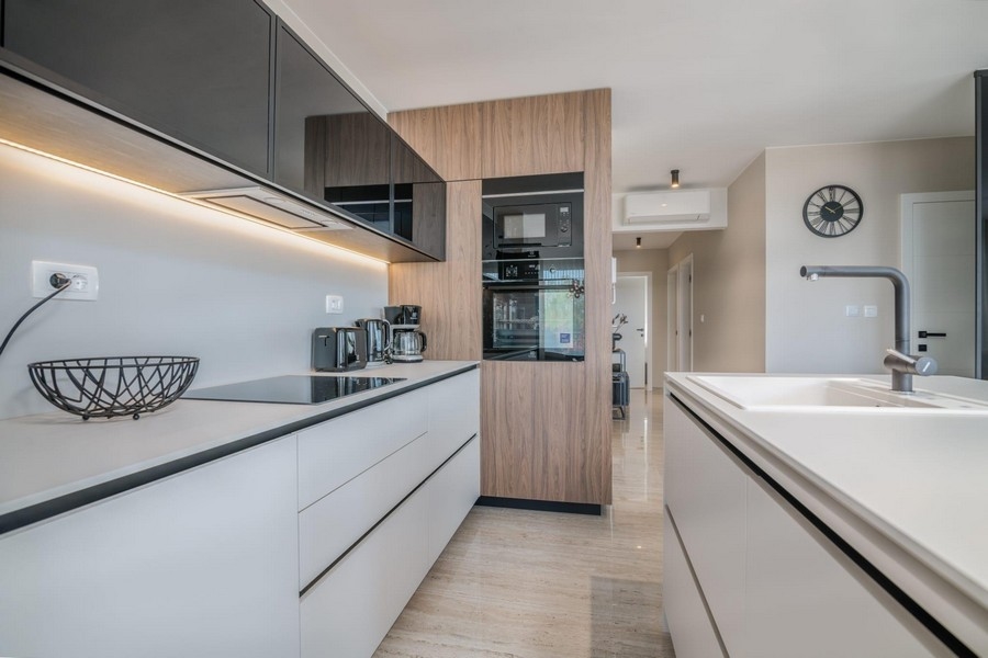 Blocco cucina con ante in legno e lucide, illuminazione LED