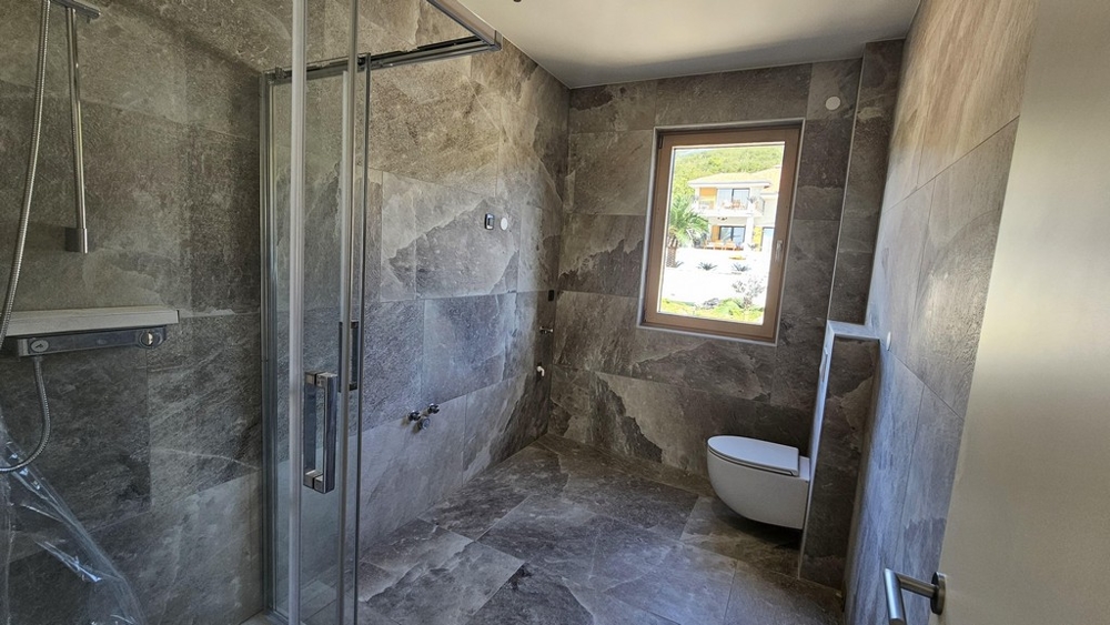Bagno moderno con doccia e finestra
