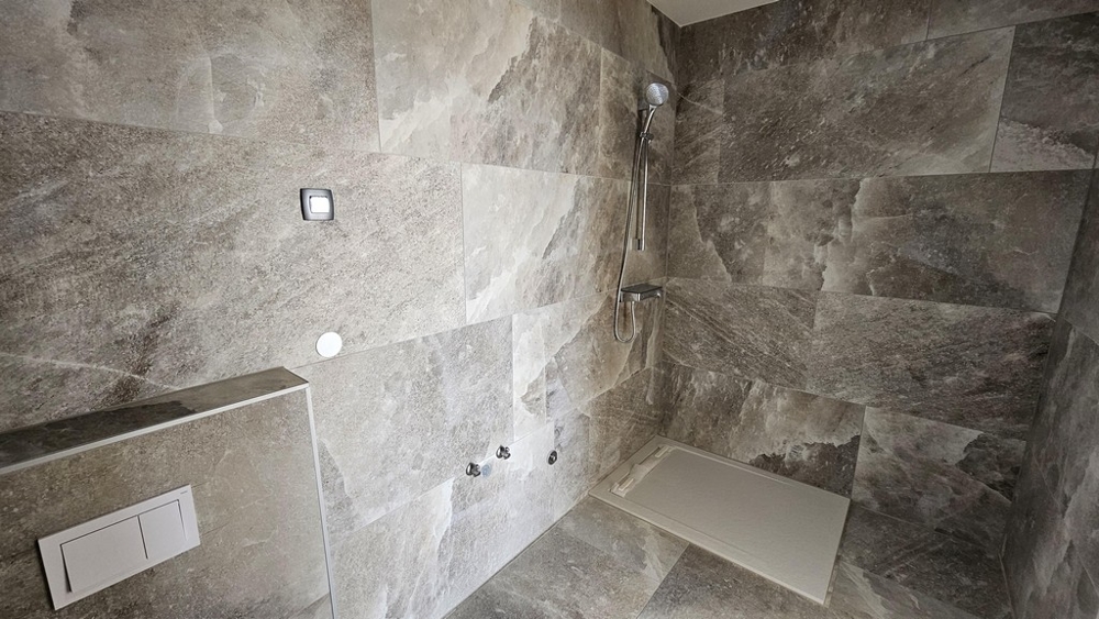 Ampio bagno con doccia moderna