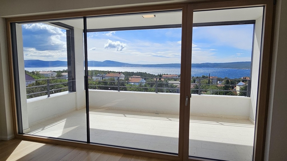 Balcone con vetrata e vista mare
