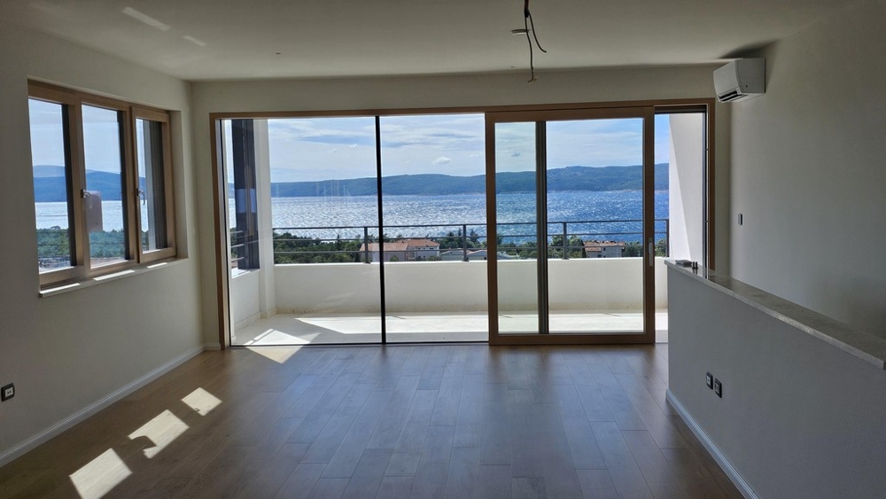 Questo appartamento con bella vista mare è in vendita.