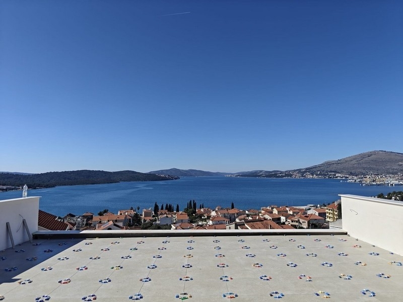 Ampia terrazza sul tetto con vista sulla baia