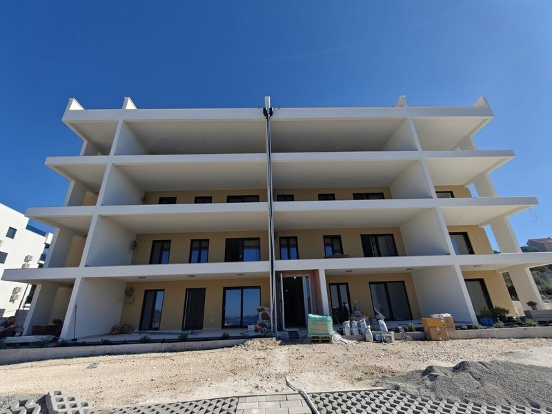 Facciata dell'edificio nuovo con logge e terrazze
