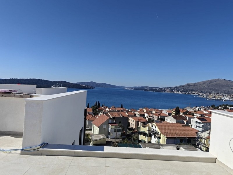 Vista dalla terrazza sul tetto sui tetti fino al mare
