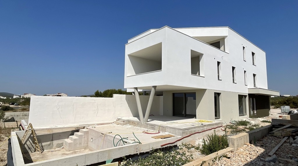 Edificio nuovo a Vodice con attico in costruzione, vista esterna con piscina al grezzo - immobile A3577.