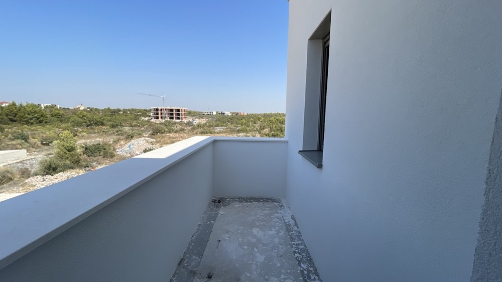 Balcone della camera da letto dell'attico A3577 a Vodice, stato al grezzo.