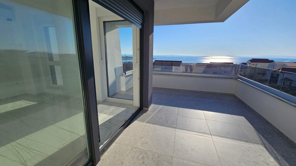 Appartamento con ampia terrazza e vista mare a Novalja sull'isola di Pag in Croazia.