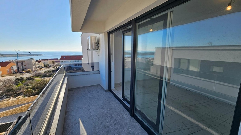 Terrazza con parapetto in vetro e vista mare