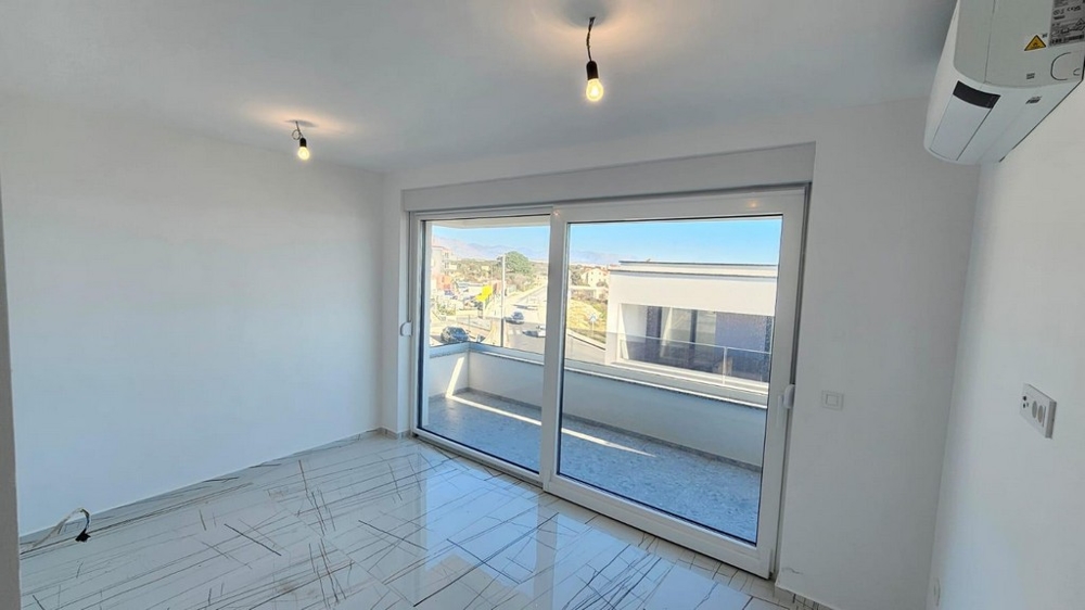 Seconda camera da letto con accesso al balcone e vista sul complesso residenziale
