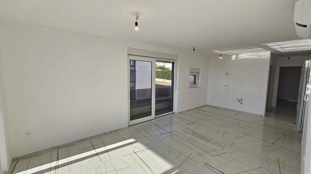 Soggiorno moderno con pavimento in marmo e accesso alla terrazza