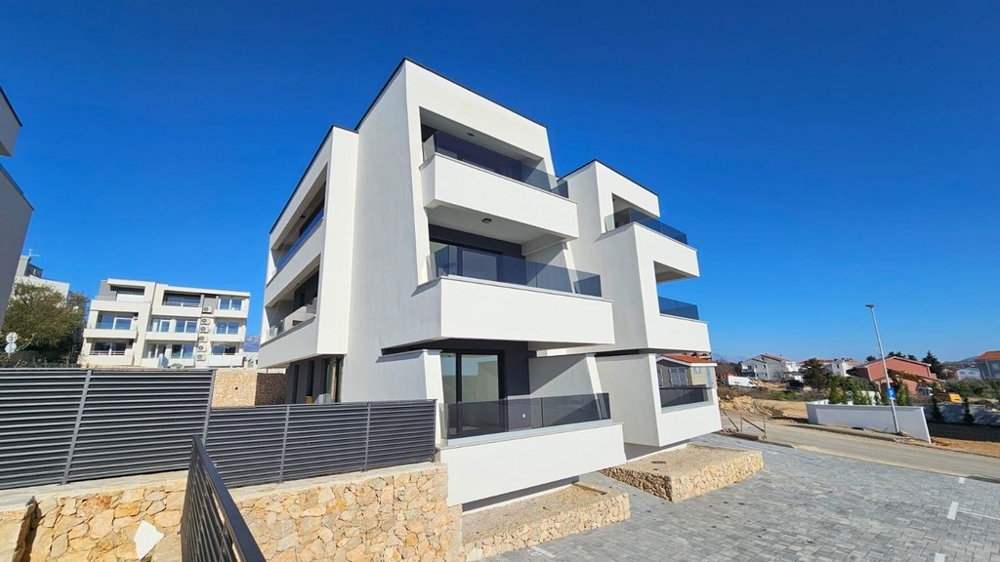 In questo moderno edificio nuovo l'appartamento al piano terra è in vendita.