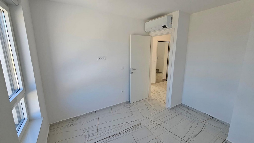 Piastrelle chiare nella camera da letto climatizzata.