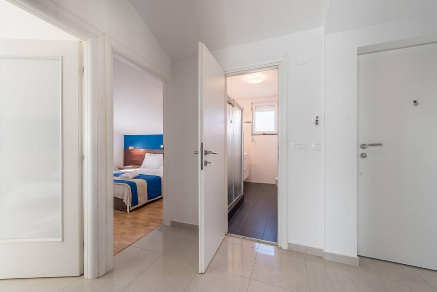 Corridoio con accesso a camera da letto e bagno