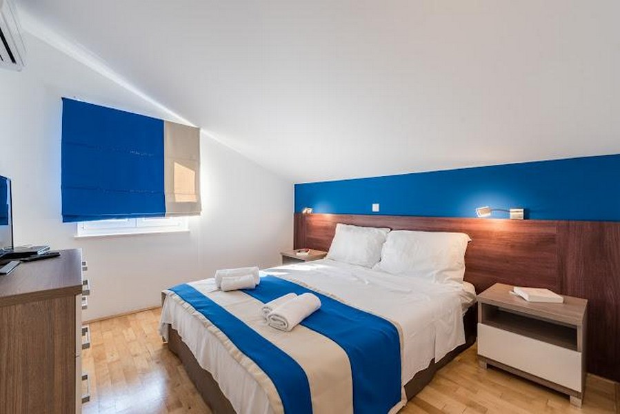 Camera da letto con letto matrimoniale e accenti blu