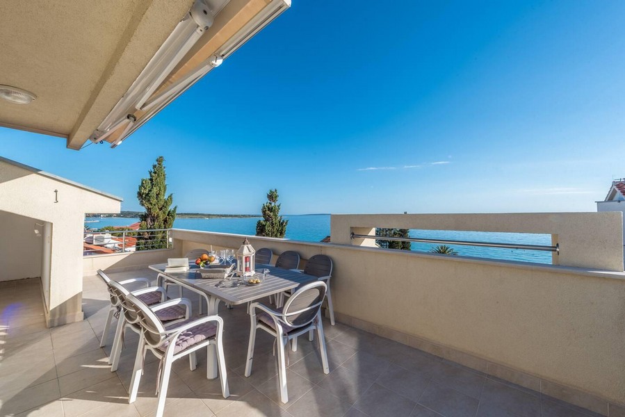 Vista mare dalla terrazza sul tetto dell'appartamento A3591 a Novalja, isola di Pag.