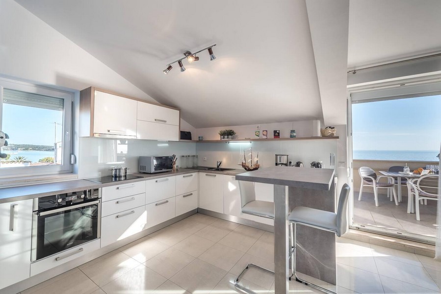 Cucina moderna con vista mare e accesso alla terrazza