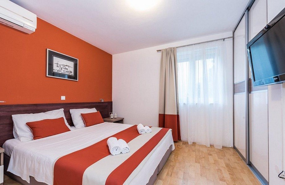 Camera da letto con letto matrimoniale e armadio a muro