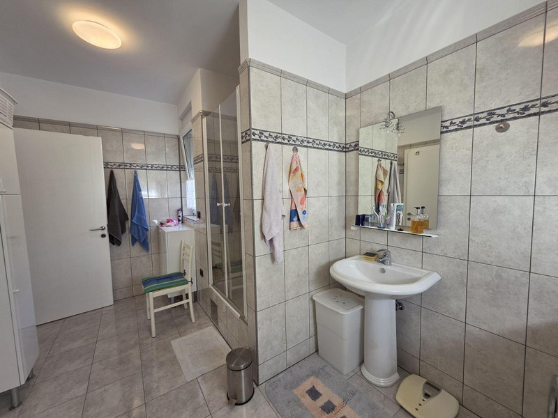 Bagno moderno con specchio e lavabo