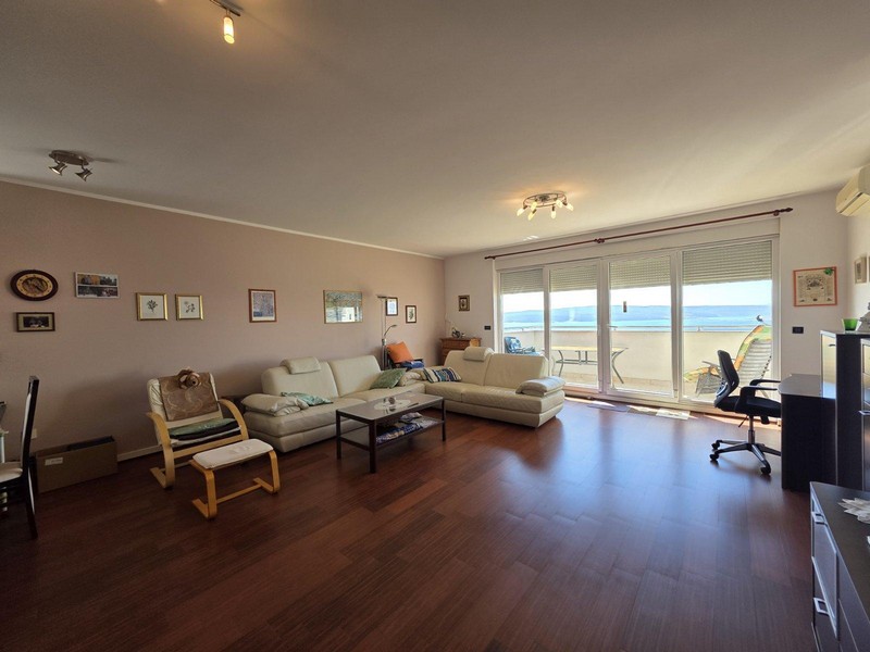 Soggiorno con accesso al balcone e vista mare panoramica