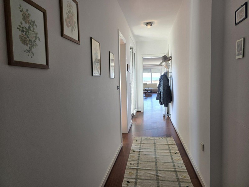 Corridoio con decorazioni alle pareti e vista sulla zona giorno