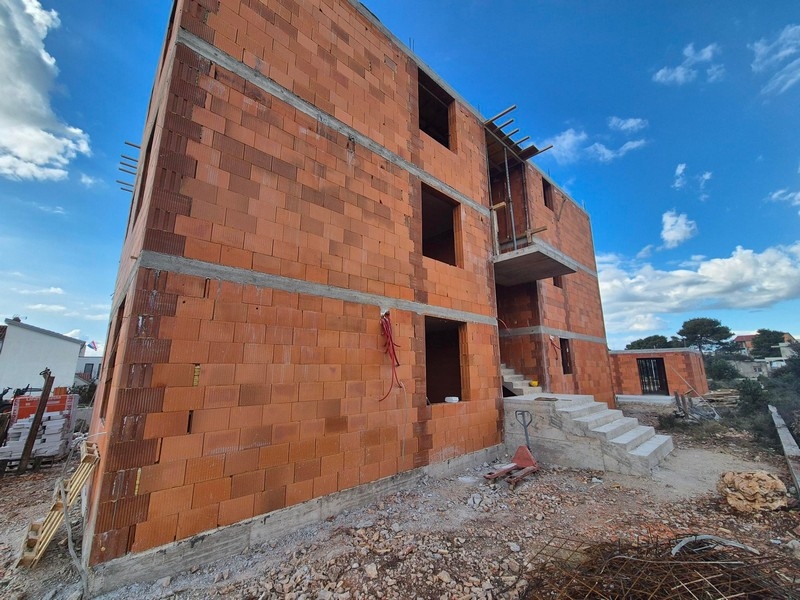 Vista posteriore della costruzione al grezzo con scala e pareti non intonacate
