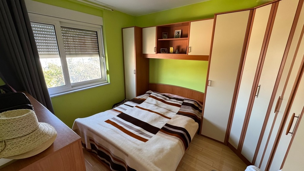 Camera da letto con letto matrimoniale e armadi a muro, pareti verdi