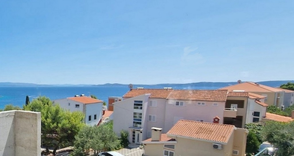 Vista sopra i tetti di tegole sul mare e sulle isole