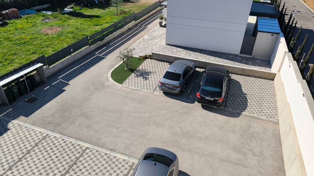 Posti auto all'aperto davanti all'edificio